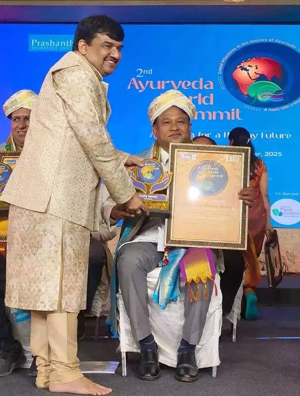 Dr Mahantesh Ramannavar Honoured with Ayurveda Vishwaratna Award in Bengaluru