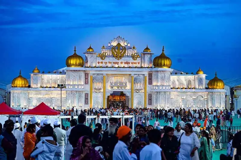 Fadnavis Hails Guru Tegh Bahadur's Sacrifice for Kashmiri Pandits at Mahasatsang