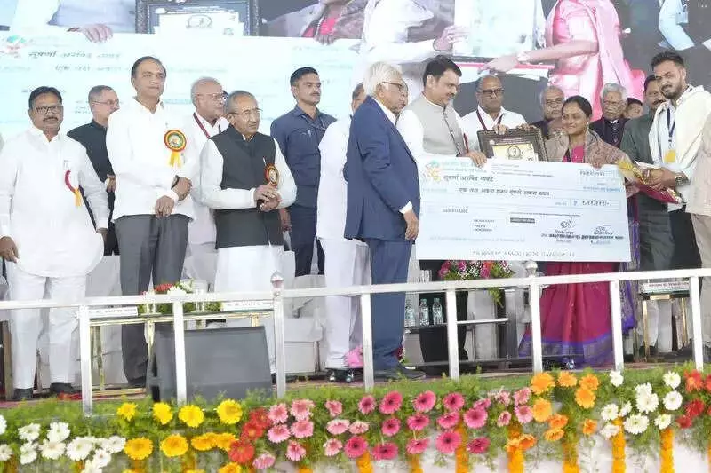 Fadnavis Honored with Panjabrao Deshmukh Award, Vows to Continue Legacy