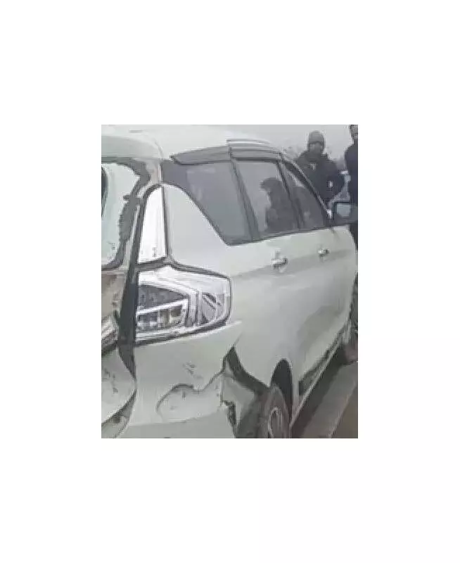 Foggy Highway Pileup in Farrukhabad: 3 Vehicles Collide, E-Rickshaw Driver Injured