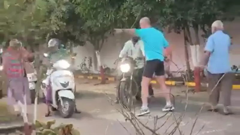 Foreigner & Local Men Teach Pune Bikers a Lesson in Road Sense, Video Goes Viral