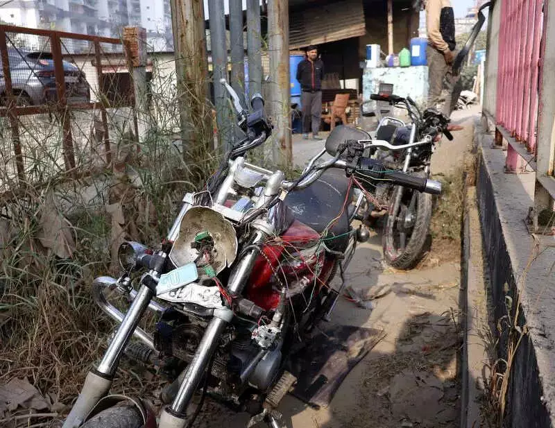 Ghaziabad: 2 Dead, 2 Critical in Head-On Bike Crash on NH-9 Amid Dense Fog