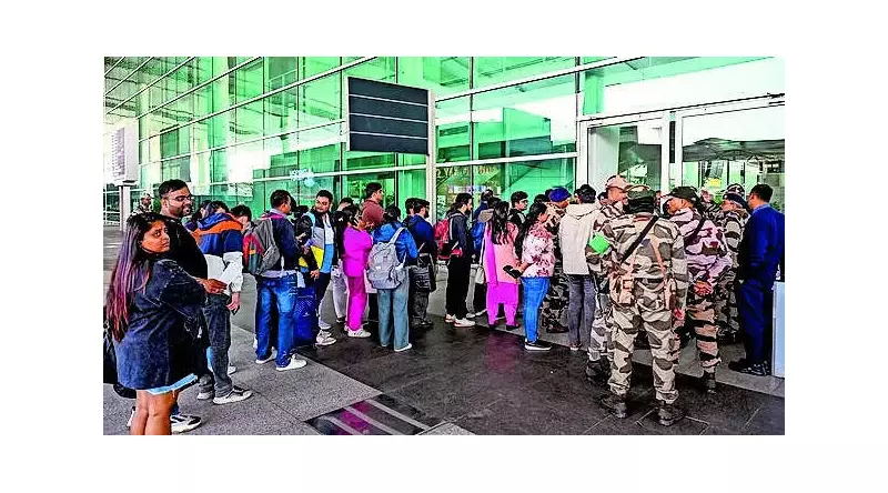 Govt Caps Airfares at Rs 18,000, Slams IndiGo Over Mass Cancellations