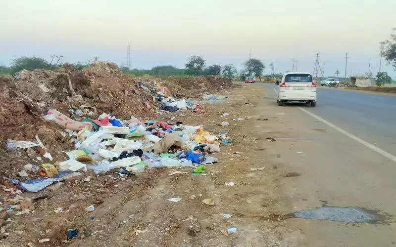Hubballi's Gateway on NH-50 Turns into Illegal Dumping Ground, HDMC Inaction Blamed