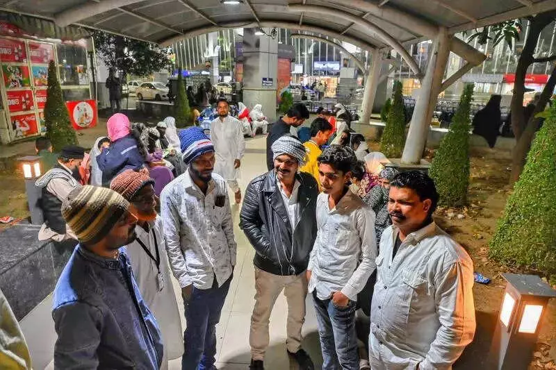 IndiGo Flight Chaos in Nagpur: Hundreds Turn to Sleeper Buses as Flights Canceled