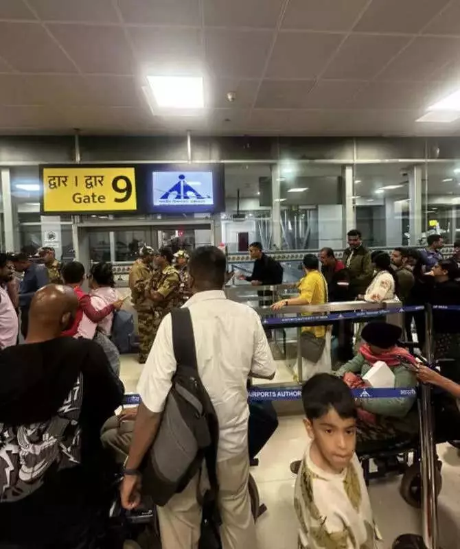 IndiGo Flight Delay in Pune: 100+ Passengers Stranded for 6+ Hours