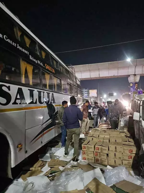 Indore Police Seize Rs 7.5 Lakh Illicit Liquor Consignment from Bus