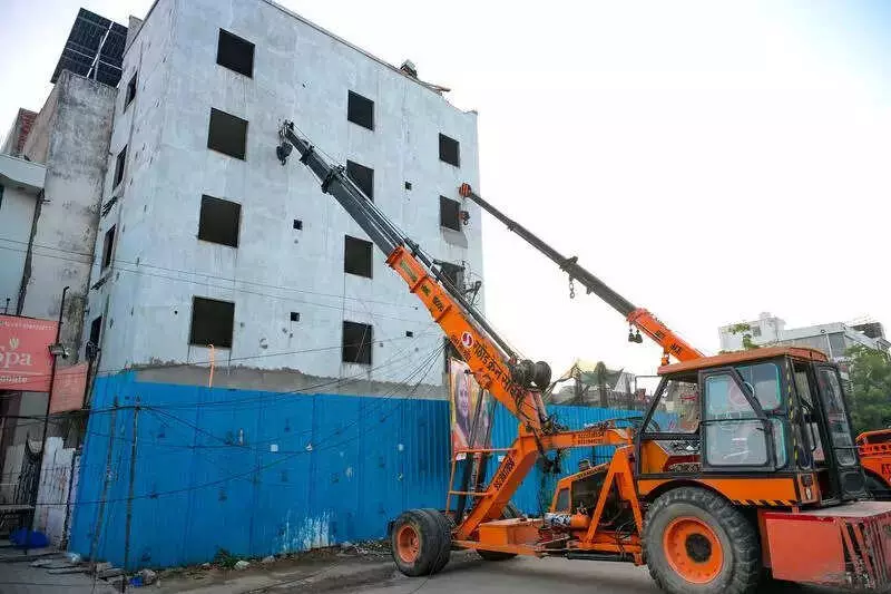 Jaipur Building Tilt Sparks Panic: Unapproved 5-Storey Hotel Cracks in Malviya Nagar