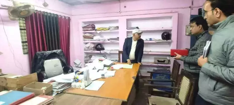 Kanpur DM Cracks Down: 7 Staff Absent, Salaries Deducted in Surprise Raid