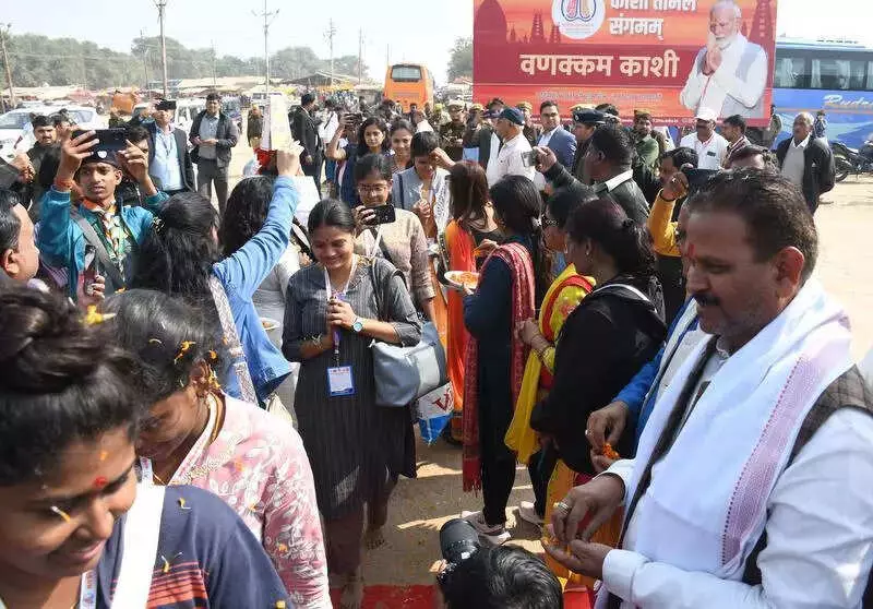 Kashi Tamil Sangamam Delegation Arrives in Prayagraj, Gets Grand Welcome