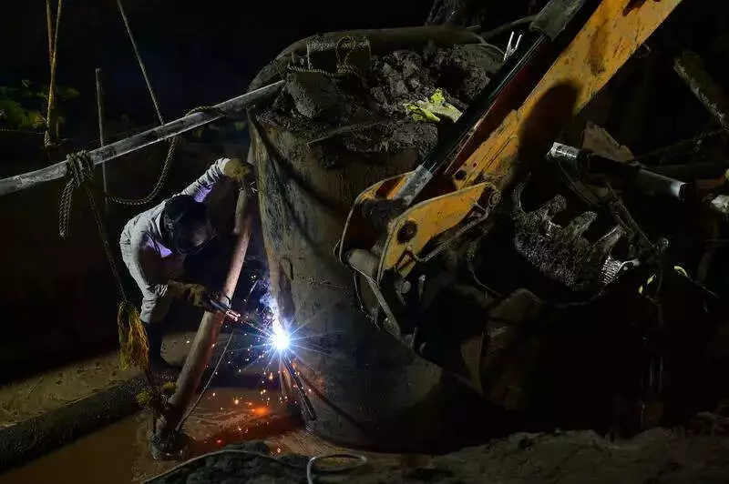 Kochi Acts Fast: 60 Tankers Deployed After Metro Pipeline Bursts