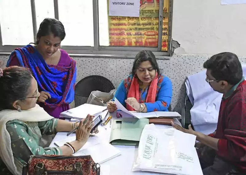 Kolkata BLOs Proactively Collect Documents from Unmapped Voters Ahead of EC Hearing