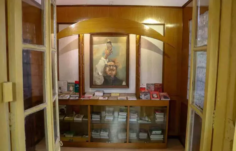 Kolkata Students Guard Bangabandhu's Legacy as Dhaka Hall Renamed