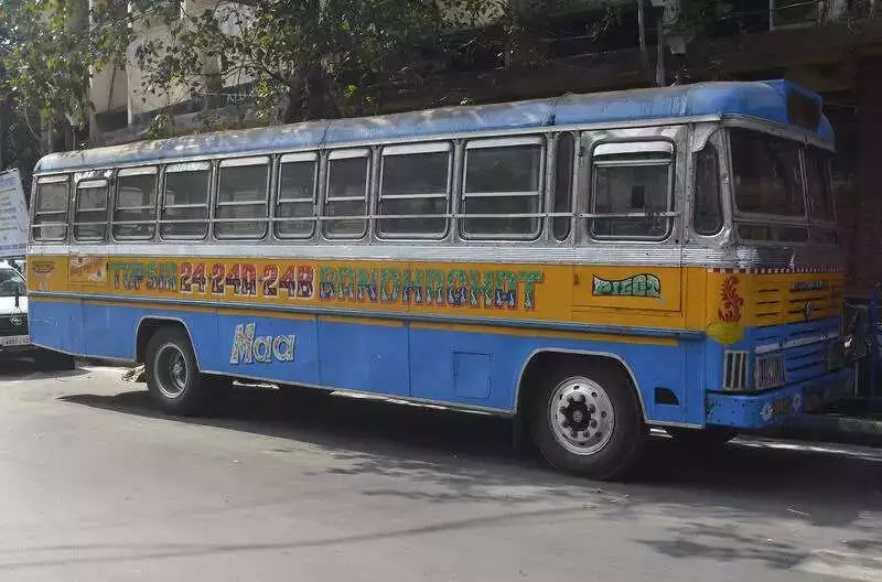 Kolkata Teen Dies After Falling From Moving Bus While on Phone