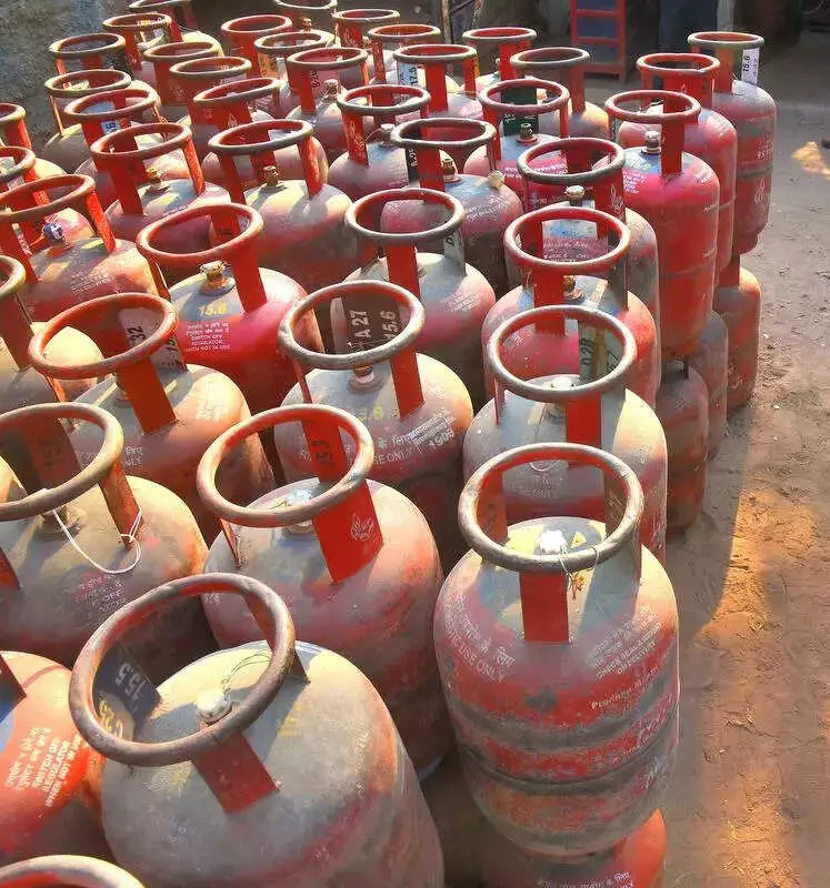 LPG Cylinder Shortage Hits Punjab, HP, J&K: HPCL Consumers Face 10-Day Delays