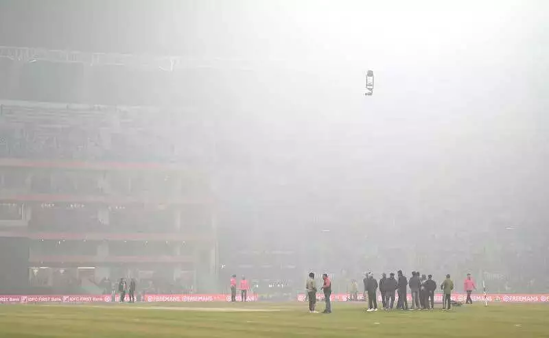 Lucknow Fog Crisis: Visibility Drops to 10m, Red Alert Issued for 2 Days