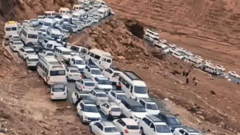 Manali Chokes as 15,500+ Vehicles Flood Hills, Tourists Flee Delhi's Air