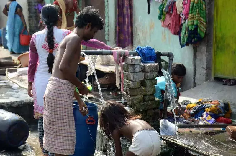 Mandya CEO Nandini Orders Priority on Clean Drinking Water for Rural Homes