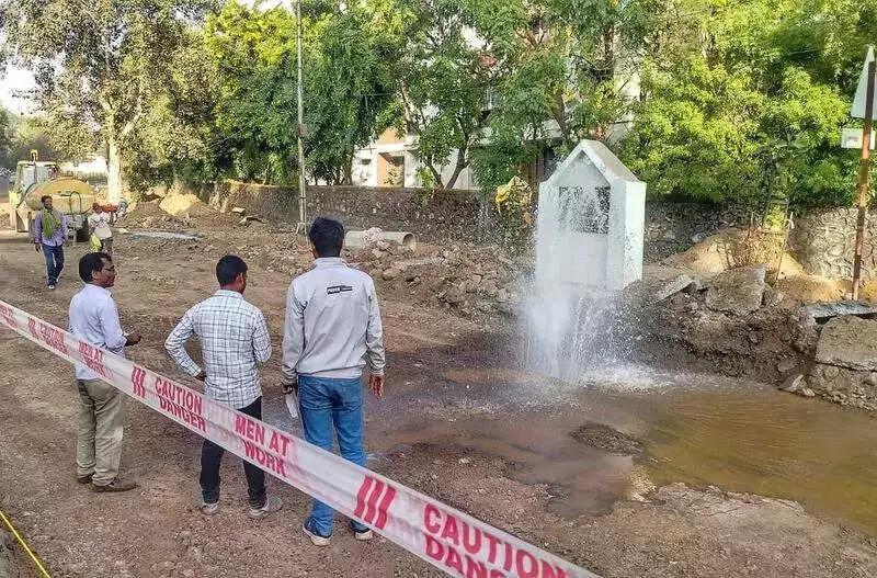 Nagpur Water Crisis: Major Pipeline Leak Near Zero Mile Metro Disrupts City