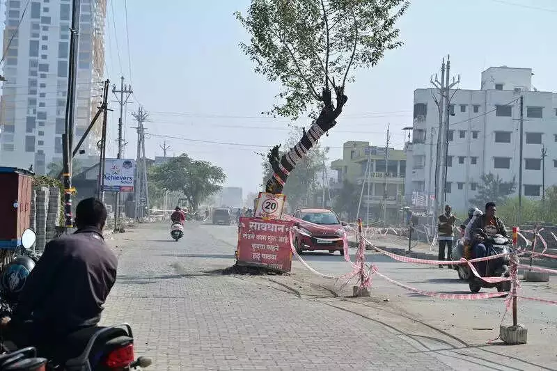 Nagpur's Besa-Pipla Road Project: A Tree in the Middle Creates Death Trap