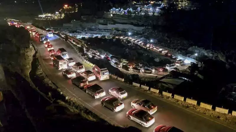 New Year Rush in Manali: 40,000 Tourists Brave Snow Forecast, Traffic Snarls Hit Hills