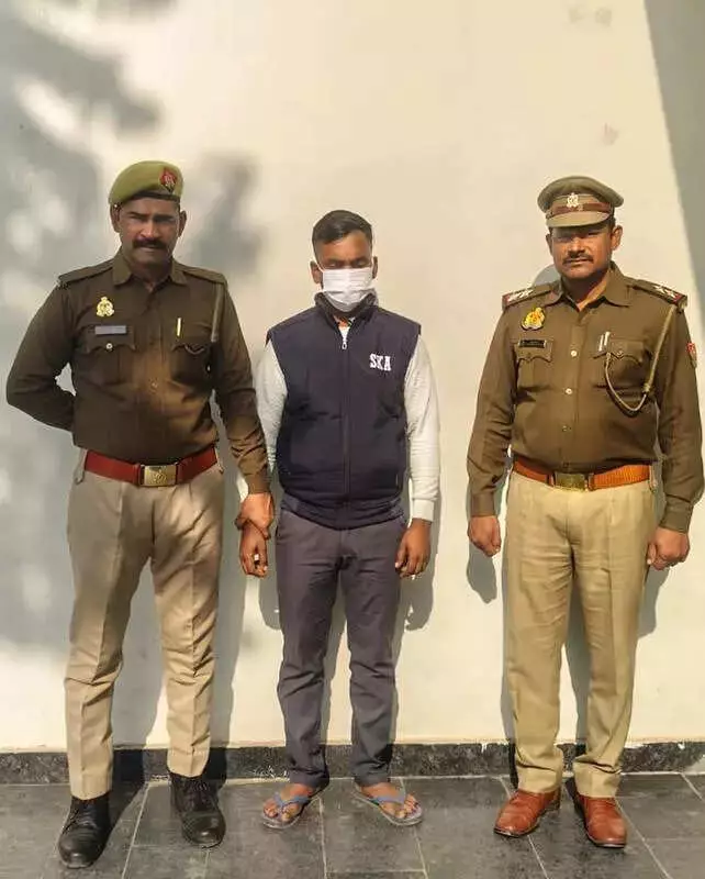 Noida: Delivery Heroes Rescue Kids from Drain After Stepfather's Attempt