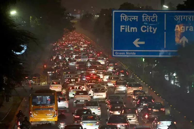 Noida Expressway's 7 Chokepoints Trap 5 Lakh Daily Commuters in Hours-Long Jams