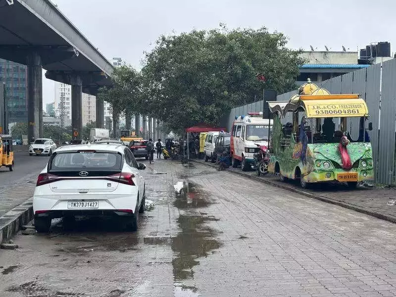 OMR Service Roads Turned Into Illegal Parking Zones, Choking Chennai's IT Corridor