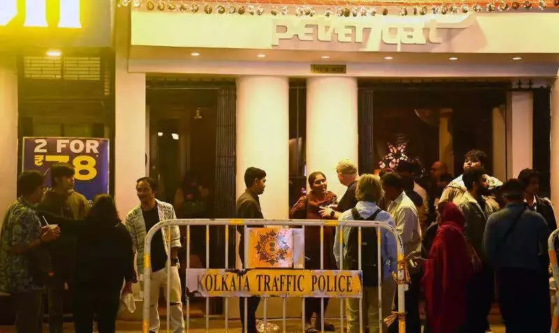 Park Street Christmas Eve Draws Thousands with Music, Festive Feasts in Kolkata