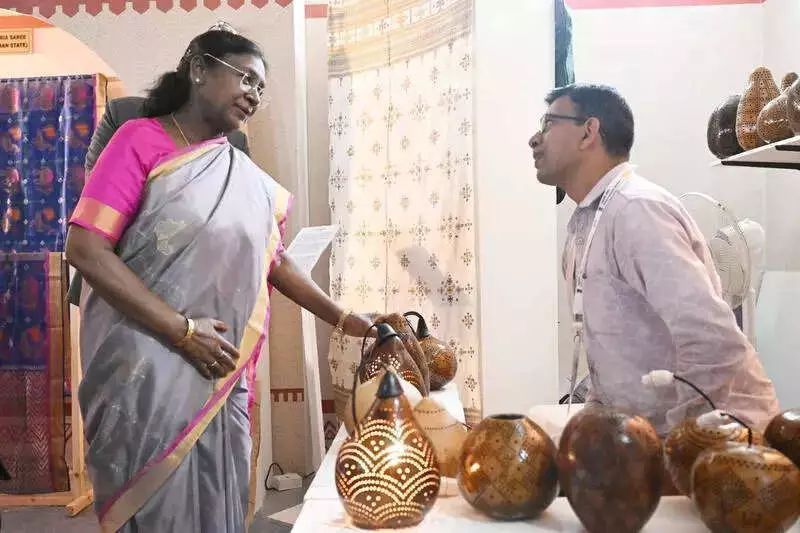 President Murmu's Historic Encounter with Nagpur's Rare Tumba Artisan