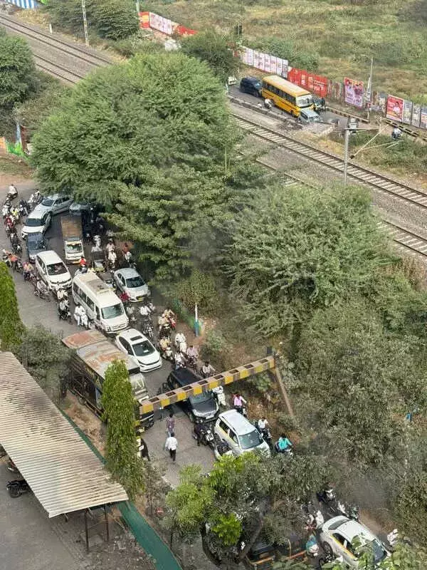 Pune's Sasanenagar Underpass Chaos: New Barrier Sparks Traffic Snarls
