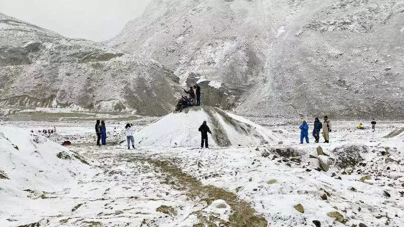 Snowfall in Himachal Pradesh: Cold Wave Grips State, Tourists Flock to High Altitudes