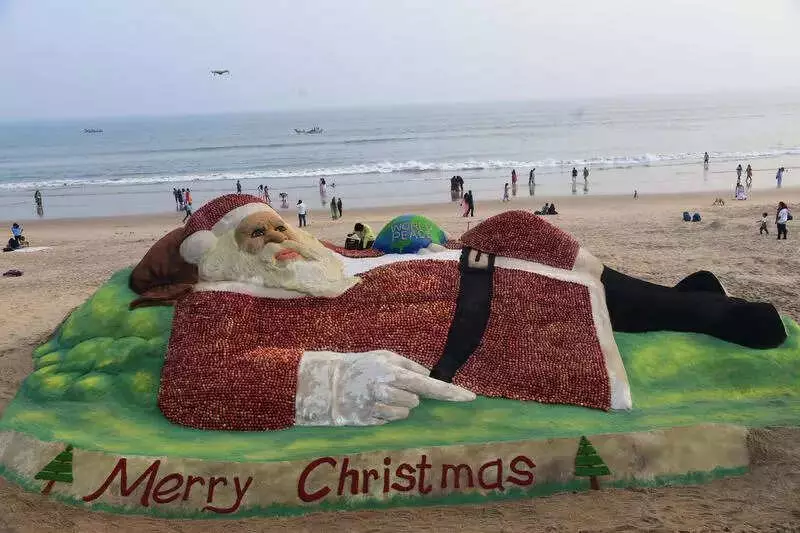 Sudarsan Pattnaik Creates 60-Ft Apple Santa Sculpture in Puri for Christmas