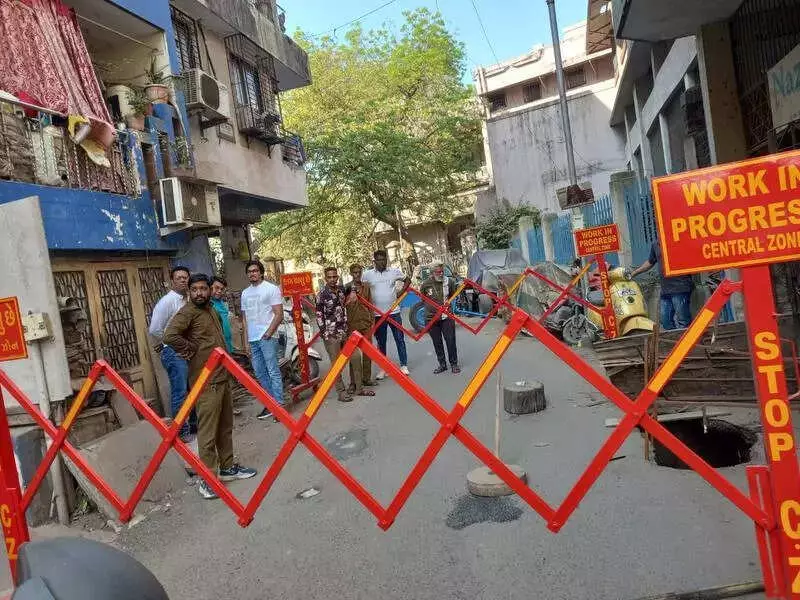 Surat Metro Corridor: 15-Foot Cavity Sparks Fear, Officials Cite Utility Work