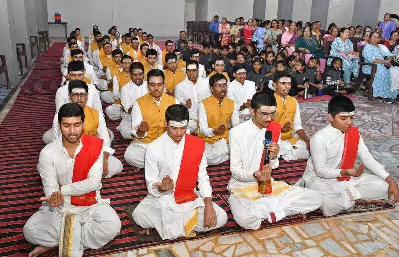 Surat's Unique Sanskrit Antakshari Draws 12 Teams, Sparks Enthusiasm on Gita Jayanti