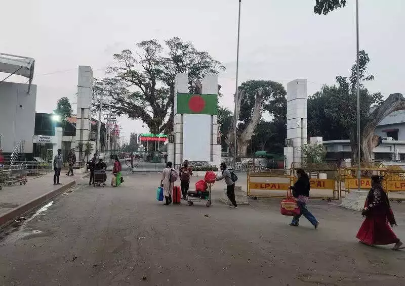 Tension at India-Bangladesh Border After Unrest in Bangladesh Spreads