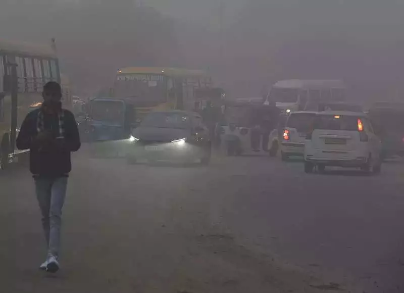 Thick Fog Puts Noida Bus Drivers at Risk, 35,000 Commuters Daily