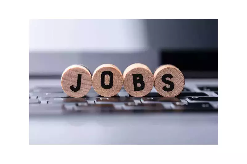 US Consumer Confidence Falls for 5th Month: Jobs Abundant, Spending Cautious