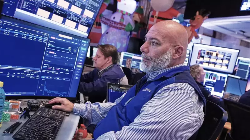 US Stocks Hold Steady Near Record Highs Amid Mixed Corporate Results, Fed Rate Cut Hopes