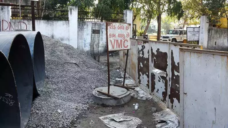 Vadodara Manhole Death: VMC Suspends Engineer, Blacklists Contractor