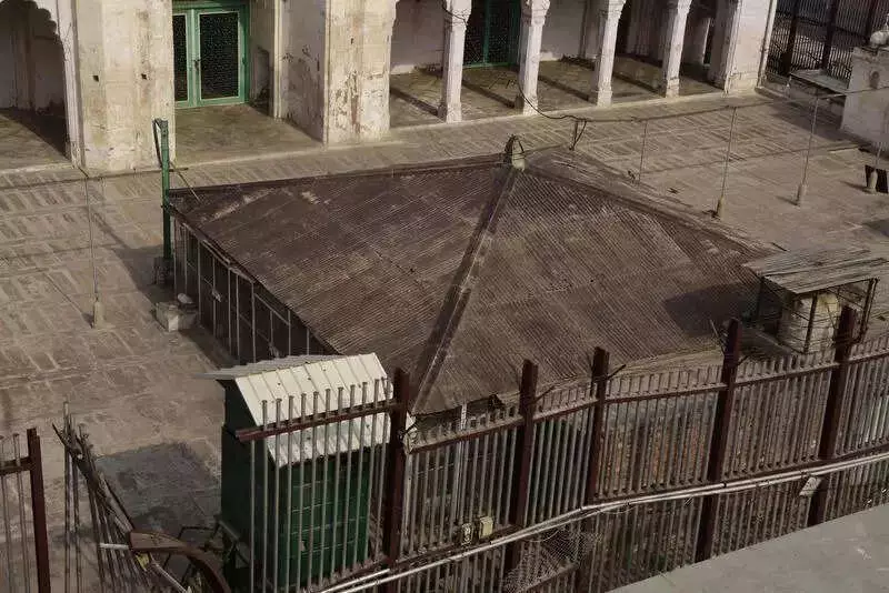 Varanasi Court Defers Decision on Gyanvapi Wuzukhana Sealing Cloth Replacement