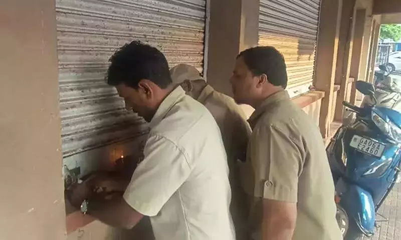 Vasco: MMC Seals Two Bank Branches Over Rs 9 Lakh Rent Dues, Adopts 'Gandhian' Rose Appeal