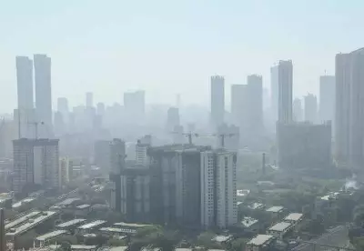 Mumbai Air Quality Plummets to AQI 136 Amid Cooling Temperatures