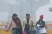 Delhi Fog Chaos: 500+ Flights Delayed, AQI Stays 'Very Poor' at 373
