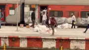 India Post Workers Caught Hurling Parcels on Tracks in UP, Video Sparks Outrage