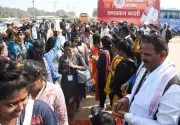 Kashi Tamil Sangamam Delegation Arrives in Prayagraj, Gets Grand Welcome