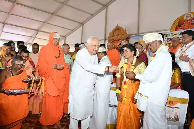 135 Couples Wed in Mass Ceremony at Suttur Jathra Mahotsava in Mysuru