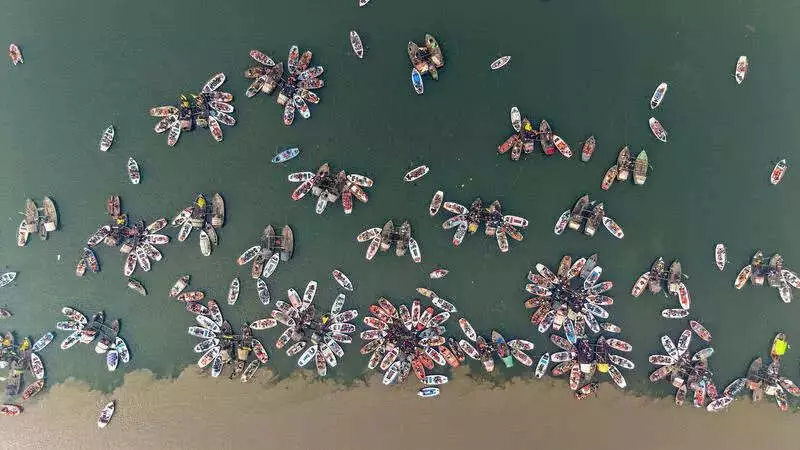 4 Lakh Devotees Begin Sacred Kalpvas at Prayagraj's Magh Mela on Paush Purnima