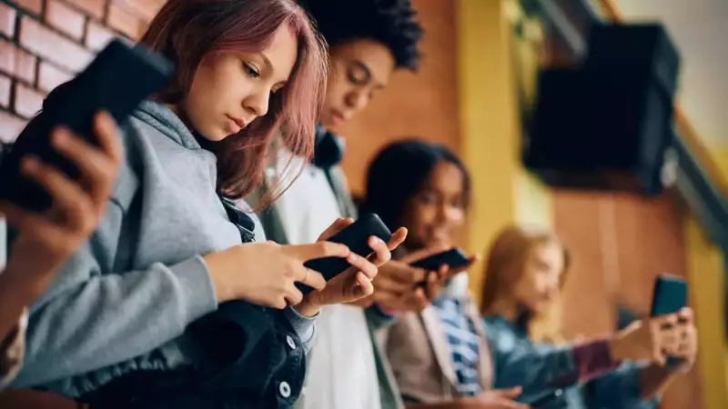 5 Warning Signs Social Media Is Damaging Teen Attention Spans