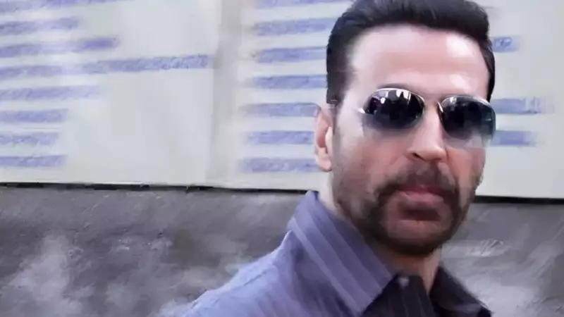 Akshay Kumar's Viral Polling Booth Encounter: Actor Helps Girl in Distress